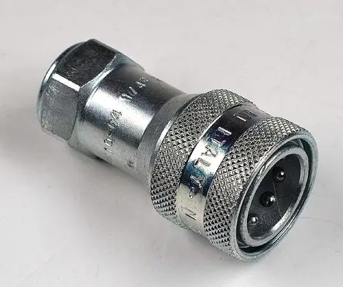 Metallische Schnellkupplung von Remko, mit Anschluss und rutschfester Oberfläche, geeignet für verschiedene Anwendungen im Bereich der Flüssigkeits- und Gasleitungen.