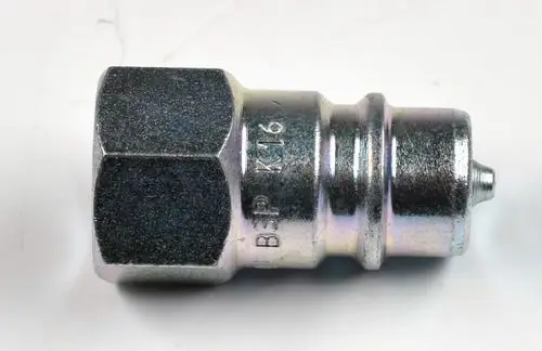 Metallischer Stecknippel einer Schnellkupplung, gefertigt von Remko. Das Teil zeigt eine hexagonale Form und einen zylindrischen Anschluss.