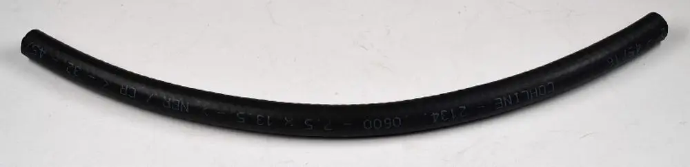 Schwarzer Ölschlauch mit gebogenem Profil, auf dem Markenname "Remko" eingeprägt. Der Schlauch scheint für technische Anwendungen konzipiert zu sein.