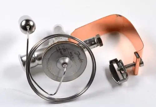 Thermoventil von Remko, bestehend aus einem verchromten Metallgehäuse, einer Kupferbefestigung und einer spiralförmigen Metallschlaufe zur Temperaturregelung.