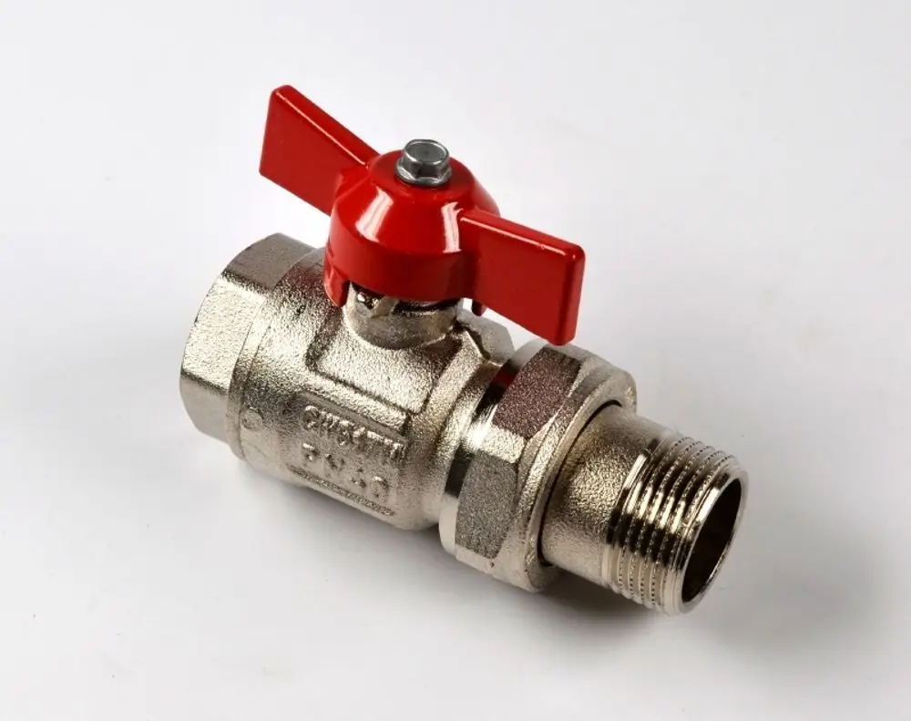 Kugelventil mit rotem Handgriff, Metalloberfläche und geflanschten Anschlüssen. Sieht aus wie ein Produkt von Remko.