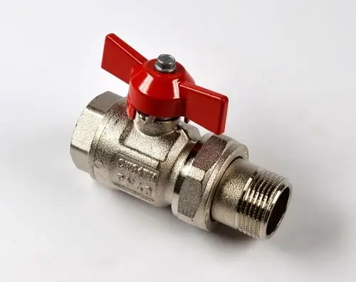 Kugelventil mit rotem Handgriff, Metalloberfläche und geflanschten Anschlüssen. Sieht aus wie ein Produkt von Remko.