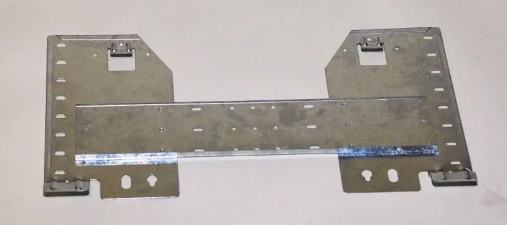 Metallische Wandhalterung von Remko mit seitlichen Befestigungslöchern und mittlerer Verstärkungsplatte für die Montage.