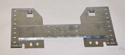 Metallische Wandhalterung von Remko mit seitlichen Befestigungslöchern und mittlerer Verstärkungsplatte für die Montage.