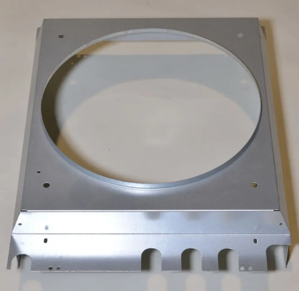 Silbernes Ventilatorgehäuse mit runder Öffnung und mehreren Montagebohrungen. Produkt von Remko, geeignet für Lüftungsanwendungen.
