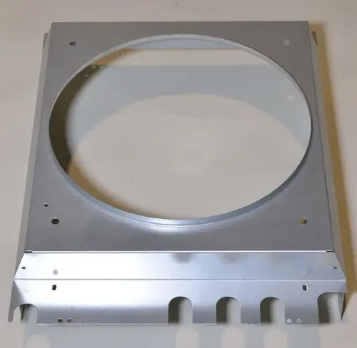 Silbernes Ventilatorgehäuse mit runder Öffnung und mehreren Montagebohrungen. Produkt von Remko, geeignet für Lüftungsanwendungen.