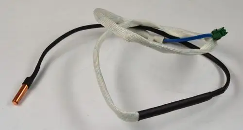 Rohranlegesensor mit einer Kupferfront und Kabel, hergestellt von Remko, zur Verwendung in einem Kompressor.