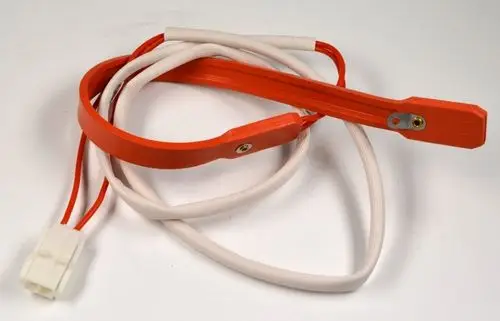 Kabel mit roten Halterungen und einem weißen Stecker, verwendet für die Remko Kurbelwannenheizung, zur Verbindung und Stromversorgung der Heizvorrichtung.