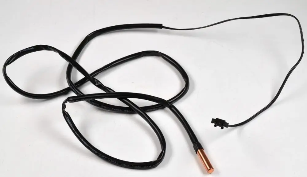 Temperatursensor mit einer Kupfer-Spitze und zwei Kabeln, gefertigt von Remko, geeignet zur Messung der Temperatur in Kältesystemen.