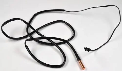 Temperatursensor mit einer Kupfer-Spitze und zwei Kabeln, gefertigt von Remko, geeignet zur Messung der Temperatur in Kältesystemen.