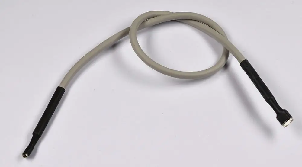 Ionisationskabel von Remko mit einer flexiblen grauen Leitung und zwei schwarzen Enden. Das Kabel ist für verschiedene Heizsysteme konzipiert.