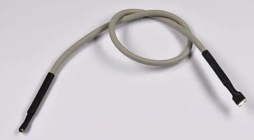 Ionisationskabel von Remko mit einer flexiblen grauen Leitung und zwei schwarzen Enden. Das Kabel ist für verschiedene Heizsysteme konzipiert.