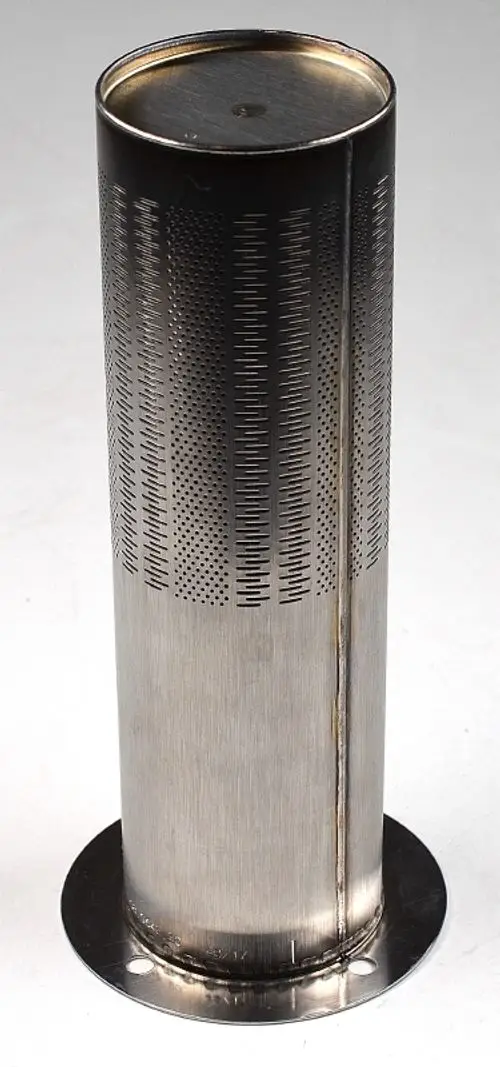 Edelstahl-Gaslanze mit zylindrischer Form und perforierter Oberfläche, hergestellt von Remko. Die untere Basis hat eine flache, runde Platte mit Befestigungslöchern.