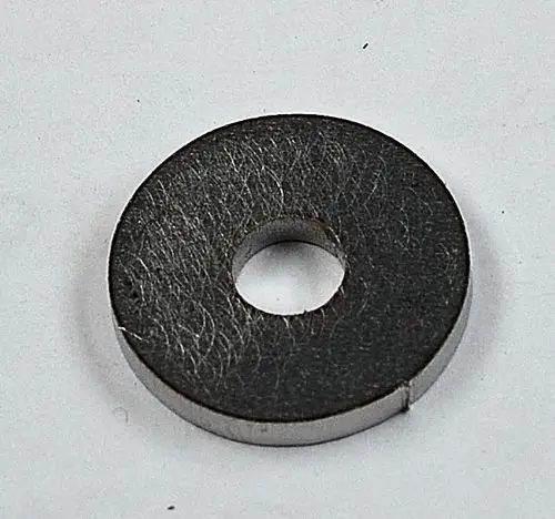 Scheibenförmiges Produkt in Grau mit einem mittigen Loch. Die Oberfläche zeigt eine leicht strukturierte Textur. Marke Remko ist auf der Produktverpackung angegeben.