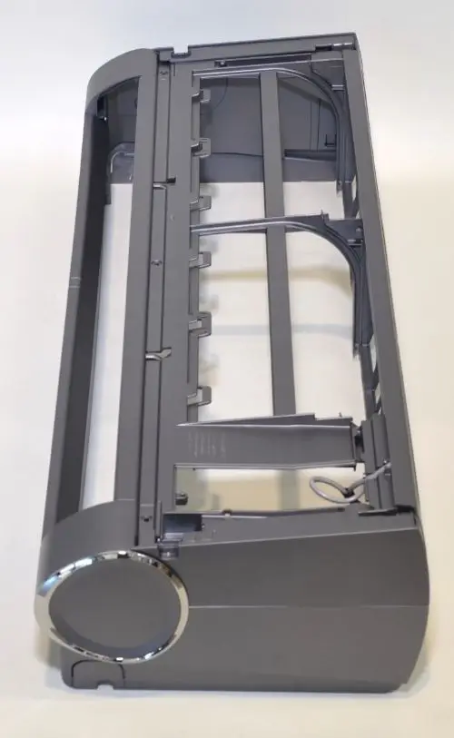 Gehäusefront in grauer Farbe, mit einem runden Element und freiliegenden Komponenten. Produkt von Remko, zur Verwendung in technischen Geräten.