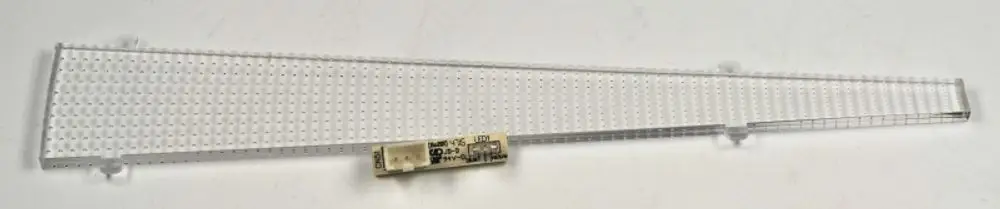 Transparente LED-Leuchte mit einer langen, schmalen Form, kombiniert mit einer Platine. Das Produkt stammt von Remko und ist für die Beleuchtung konzipiert.