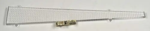Transparente LED-Leuchte mit einer langen, schmalen Form, kombiniert mit einer Platine. Das Produkt stammt von Remko und ist für die Beleuchtung konzipiert.