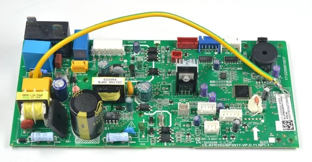 Steuerplatine von Remko mit verschiedenen elektronischen Komponenten, einschließlich Kondensatoren, Widerständen und Steckeranschlüssen auf einer grünen Leiterplatte.