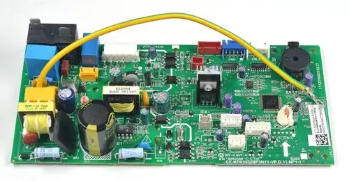 Steuerplatine von Remko mit verschiedenen elektronischen Komponenten, einschließlich Kondensatoren, Widerständen und Steckeranschlüssen auf einer grünen Leiterplatte.