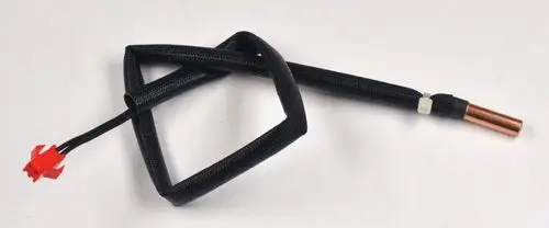 Heißgassensor mit einer schwarzen Ummantelung und einem roten Anschluss. Der Metallstift ist kupferfarben und Teil des Sensors von Remko.