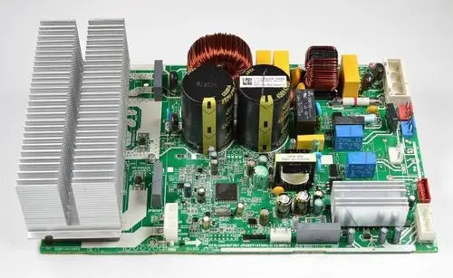Steuerplatine mit mehreren Bauteilen, darunter Kühlkörper, Kondensatoren und Spulen. Hersteller ist Remko. Die Platine dient zur elektronischen Steuerung.