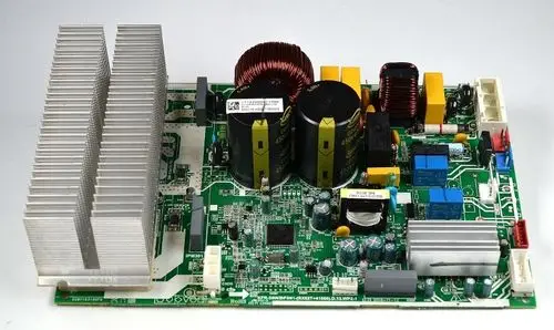 Steuerplatine von Remko mit mehreren Komponenten, darunter Kühler, Spulen und verschiedene elektronische Bauteile auf grüner Leiterplatte.