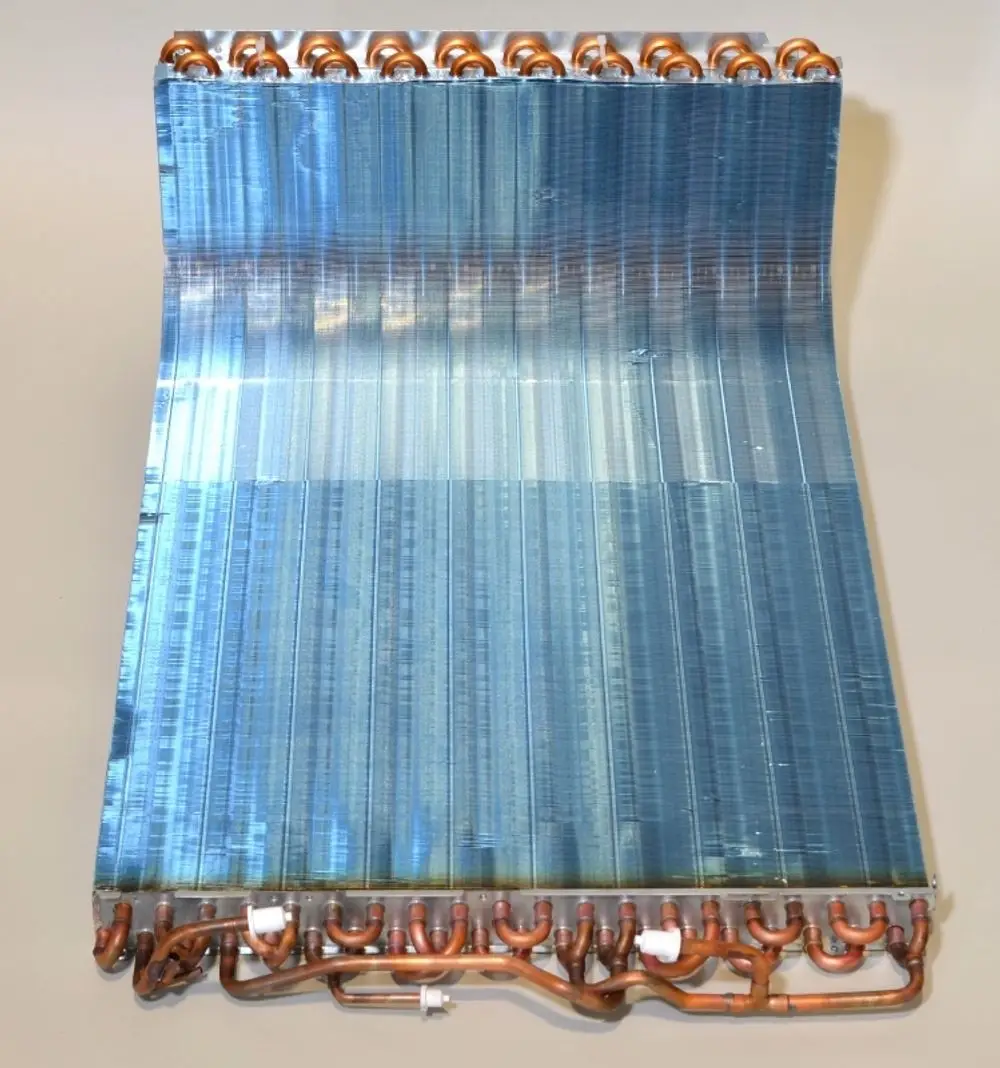 Verflüssiger mit kupfernen Rohrleitungen und blauem Gehäuse. Teil des Kühl- oder Klimasystems von Remko. Flach und breit, geeignet für verschiedene Installationen.