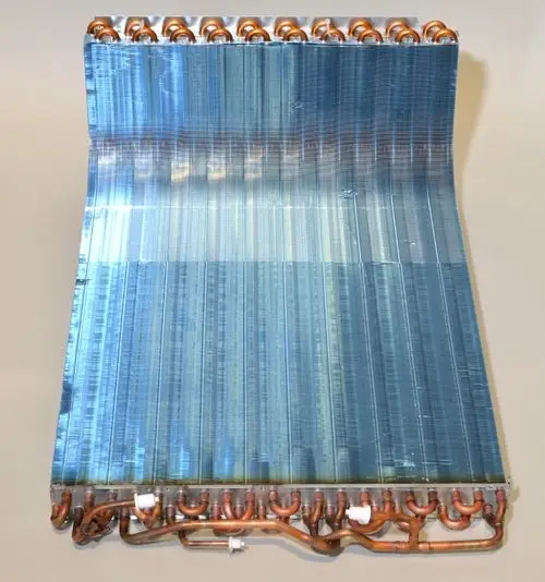 Verflüssiger mit kupfernen Rohrleitungen und blauem Gehäuse. Teil des Kühl- oder Klimasystems von Remko. Flach und breit, geeignet für verschiedene Installationen.