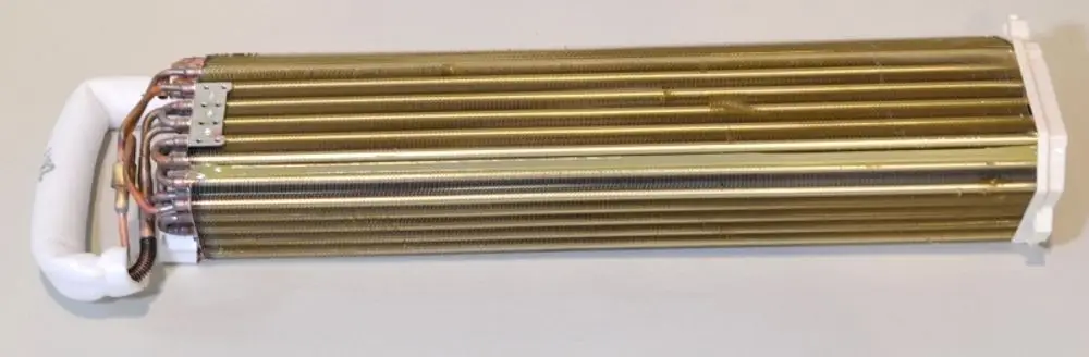 Verdampfer mit mehreren Kupferrohren und einer weißen Halterung, hergestellt von Remko. Das Gerät hat eine längliche Form und wird zur Wärmeübertragung genutzt.