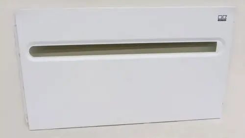 Weiße Blende für die Gerätefront von Remko, mit einer schmalen Öffnung in der Mitte, die an der Wand montiert ist.