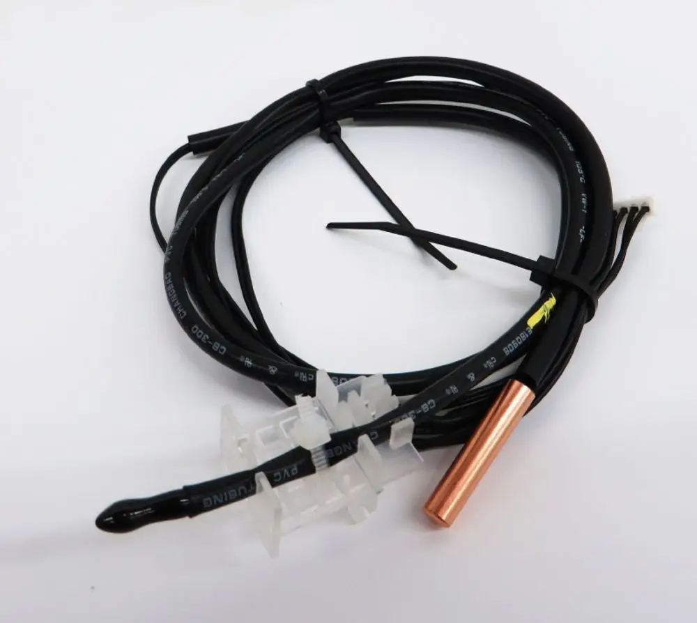 Temperatursensor von Remko mit mehreren Kabeln, einer schwarzen Kunststoffummantelung und einem Kupferteil am Ende. Die Verbindungsstecker sind gut sichtbar.