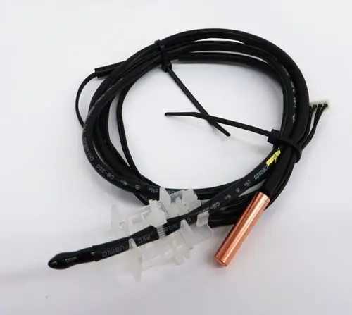 Temperatursensor von Remko mit mehreren Kabeln, einer schwarzen Kunststoffummantelung und einem Kupferteil am Ende. Die Verbindungsstecker sind gut sichtbar.