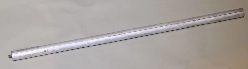 Aluminiumrohr in gerader Form, möglicherweise für technische Anwendungen. Rauchfarbige Oberfläche, ohne erkennbare Markierungen von Remko.