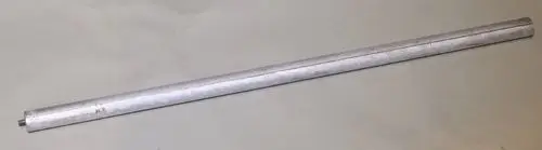 Aluminiumrohr in gerader Form, möglicherweise für technische Anwendungen. Rauchfarbige Oberfläche, ohne erkennbare Markierungen von Remko.