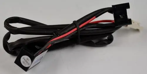 Schwarzes Kabel mit Steckverbindungen und einer kleinen schwarzen Box, die das Markensiegel "Remko" trägt. Geeignet für elektrische Anwendungen, möglicherweise für einen Ionengenerator.