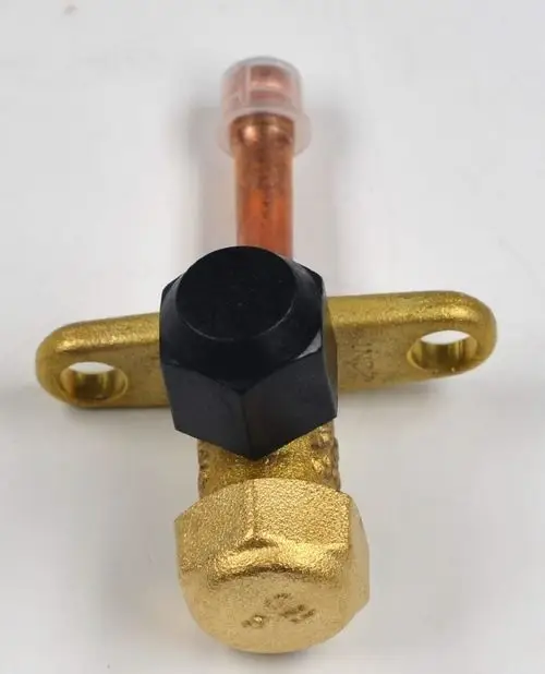 Absperrventil in goldfarbener Ausführung mit schwarzem Anschluss, montiert auf einem Kupferrohr, Produkt von Remko.