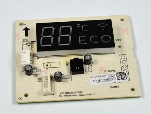 Platine mit Digitalanzeige von Remko, ausgestattet mit verschiedenen Anschlüssen und Bedienelementen, zur Anzeige von Temperatur und Energiestatus.