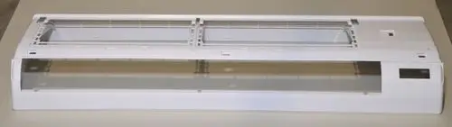 Weiße Vorderwand eines Klimageräts von Remko, mit zwei Öffnungen und horizontalen Lamellen für die Luftzirkulation, auf neutralem Hintergrund.