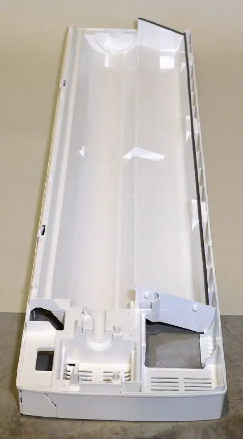 Remko Rückwand mit einem glatten, weißen Design. Vorne sind Aussparungen und Strukturen sichtbar, die für die Montage und Funktionalität vorgesehen sind.