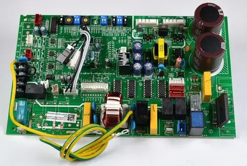 Steuerplatine von Remko mit verschiedenen elektronischen Komponenten, darunter Leiterplatten, Widerstände und Kondensatoren, in einer grünen Farbgebung.