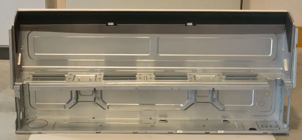 Gehäuse aus Metall mit flacher Oberfläche und strukturierten Wänden, gehört zu Remko-Produkten für die Montage von technischen Komponenten.
