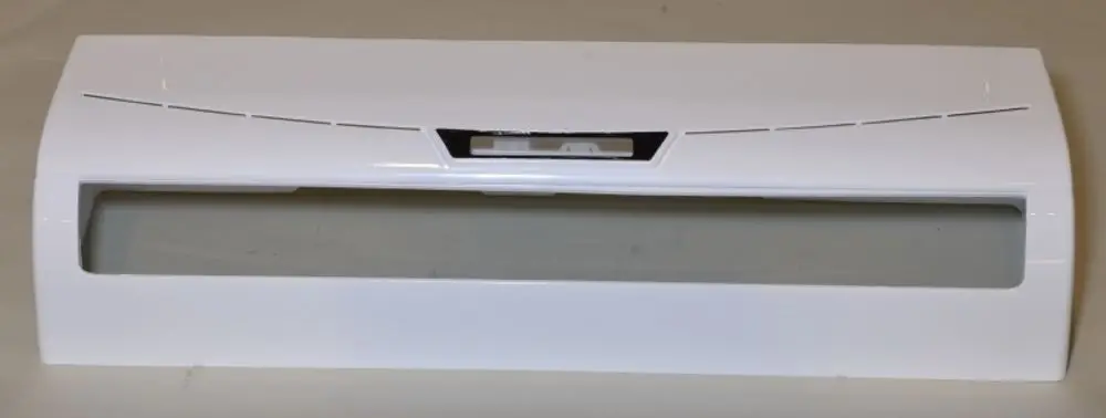 Weiße Abdeckung für die Front eines Klimageräts von Remko, mit einem transparenten Fenster und Lüftungsschlitzen.