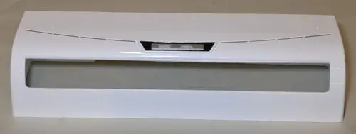 Weiße Abdeckung für die Front eines Klimageräts von Remko, mit einem transparenten Fenster und Lüftungsschlitzen.