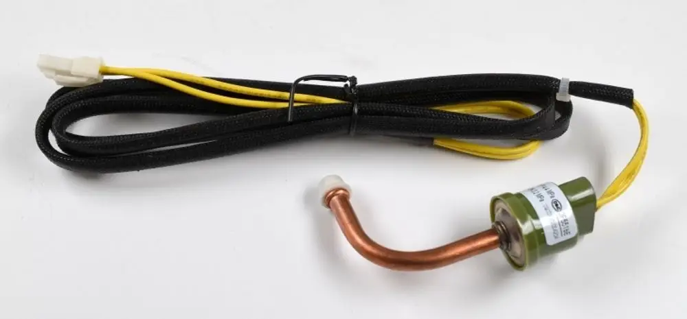Druckaufnehmer von Remko, mit einem Kupferrohr und einer elektrischen Verbindung, für die Messung des Hochdrucks in Systemen.