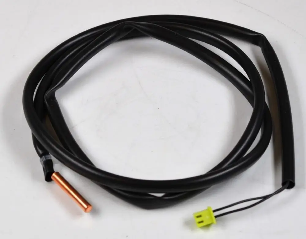 Schwarzes Kabel mit einem Kupferteil an einem Ende und einem gelben Stecker. Produkt von Remko, möglicherweise Sensor für Temperaturmessung oder Heizsysteme.
