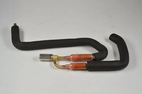 Baugruppe mit gebogenen Rohren und Verbindungsstücken, möglicherweise für ein Einspritzsystem, hergestellt von Remko.