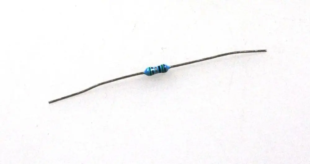 Codierwiderstand mit blauer Markierung, schlankes und einfaches Design. Produkt von Remko, geeignet für elektronische Anwendungen.