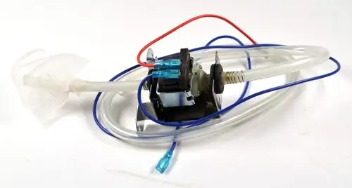 Kondensatpumpe mit Motor und Schläuchen, einschließlich eines Filters. Zugehörige Kabel in rot und blau. Produkt von Remko für Anwendungen zur Wasserförderung.
