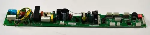 Grüne Steuerplatine mit verschiedenen elektrischen Komponenten, darunter Kondensatoren, Widerstände und Steckverbinder, von der Marke Remko.