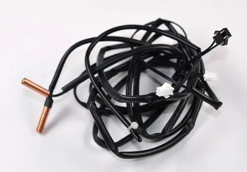 Kabelstrang mit mehreren schwarzen Drähten, darunter ein Kupferteil und verschiedene Anschlussstecker, hergestellt von Remko.